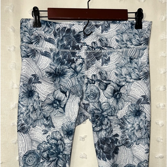 Fabletics Leggings - blue and white floral - Picture 3 of 6